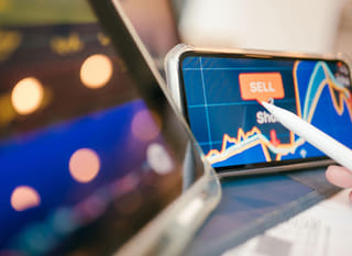 Analista multiactivo revisando alternativas en Bitcoin, Ethereum y forex